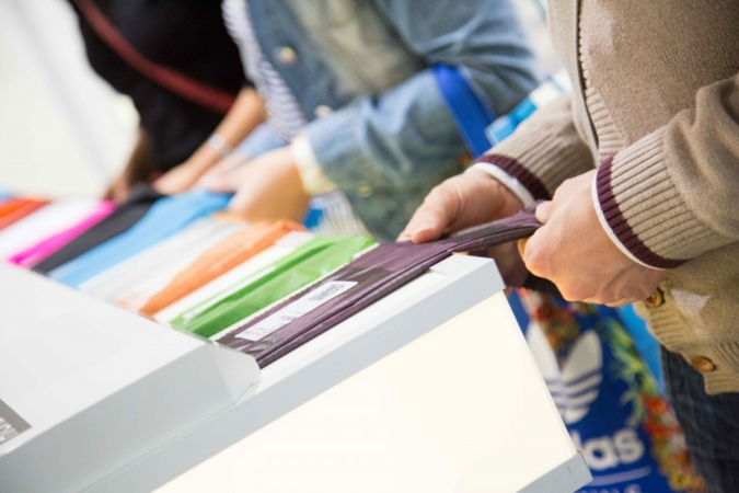 Die Haptik eines Stoffes erfährt man auf der Messe. Photo: Performance Days