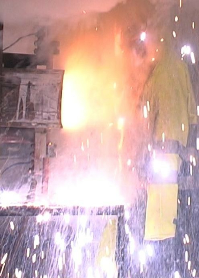 Prüfung zum Störlichtbogenschutz von Schutztextilien Photo: STFI