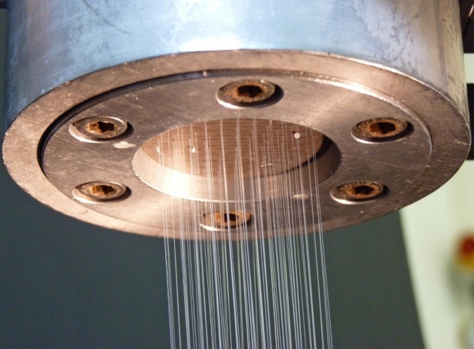 Spinndüse beim Ausspinnen von ZTA-Grünfaser Photo: ITCF Denkendorf