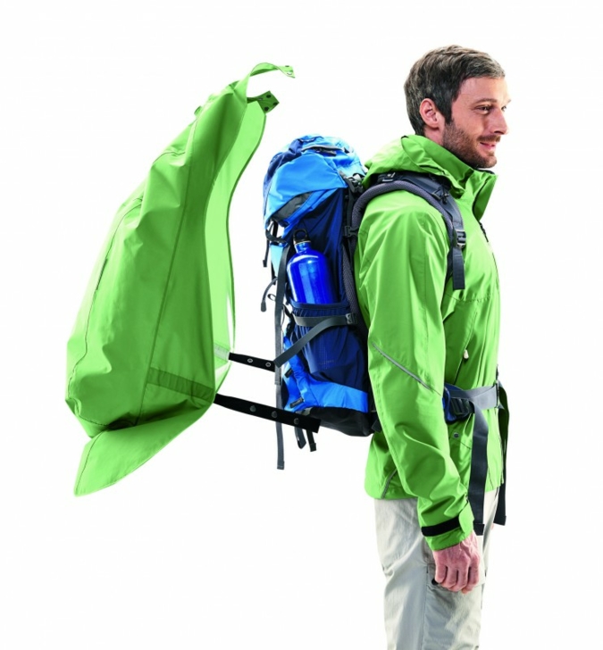 Das Cape ist aus sehr leichtem 2,5-Lagen mtex 20.000 Material gefertigt und wird mit der Jacke an vier Stellen verbunden Photo: Maier Sports