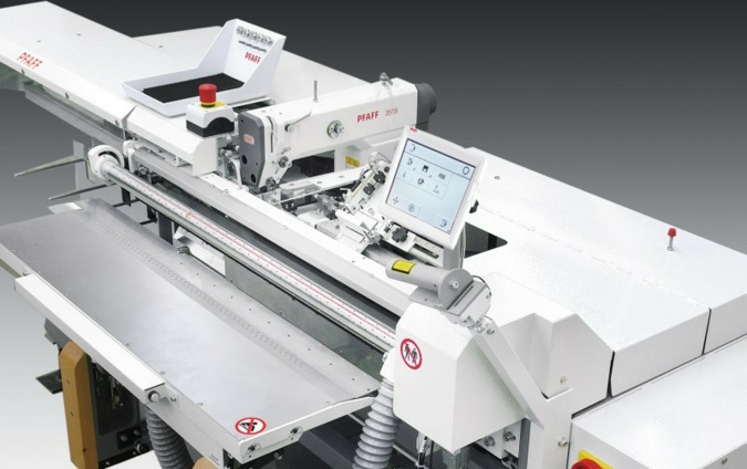 Die 3589 ist ein automatischer Jeans-Taschenaufnäher mit zwei Nähköpfen für zweifarbiges Nähen (Photo: Pfaff Industrial)