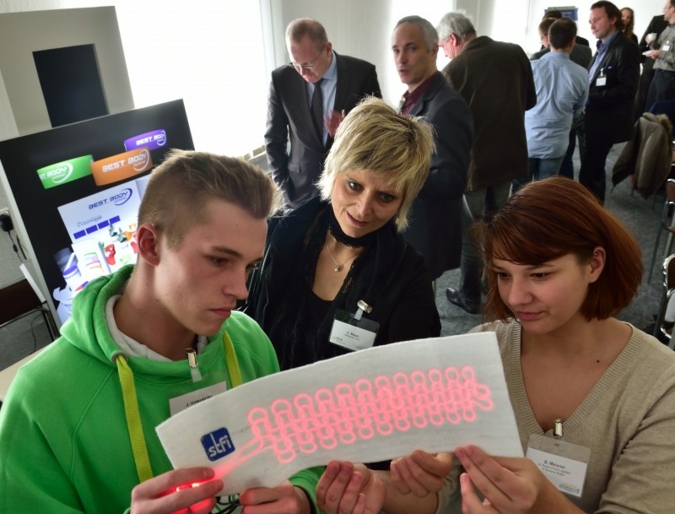Akteure des in der vogtländischen Stickereiindustrie wirkenden Forschungs- und Entwicklungsverbundes Highstick plus werden auf der mtex+ darstelle...