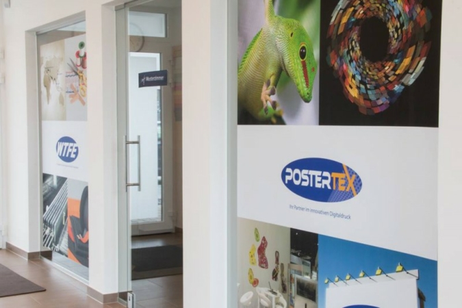 Glasfenster mit Materialien von Postertex \