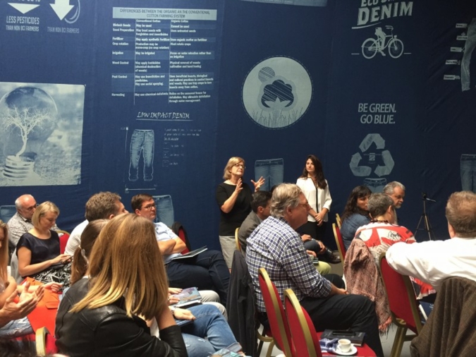 Barbara Binder stellte sich nach ihrem Vortrag den Fragen des interessierten Publikums: Recyceltes Polyester haben wir seit 10 Jahren im Programm,...