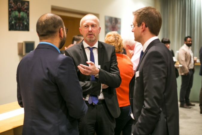 .. und diskutiert ...