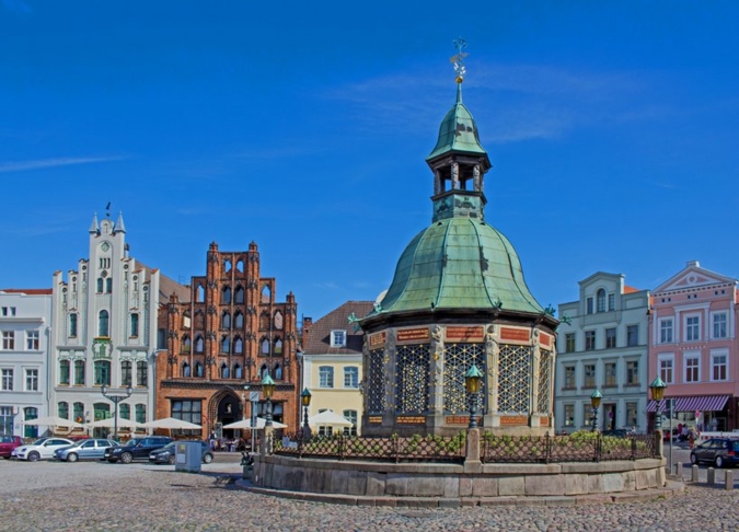 Wismar---Markt-mit-Brunnen.jpg
