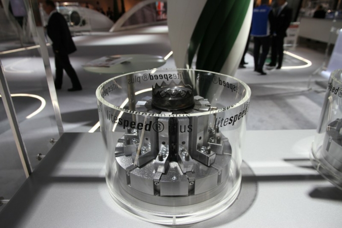 Ein Highlight auf der ITMA 2015: die erstmalige Vorstellung der Nadel Lightspeed Plus im Bereich Knitting
(Photos: Groz-Beckert)