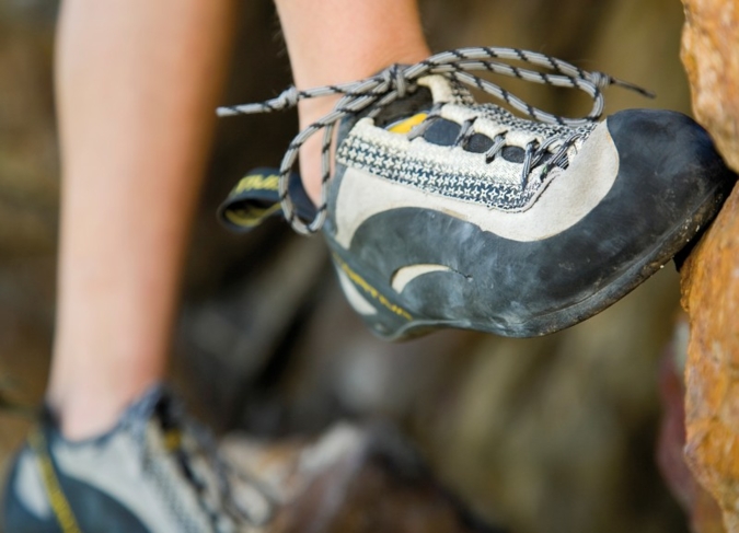 Hochwertiges Schuhmaterial für das Outdoor- und Trekkingsegment: Das Elastomergewebe CeraPrene von ContiTech bietet optimalen Tragekomfort in jede...