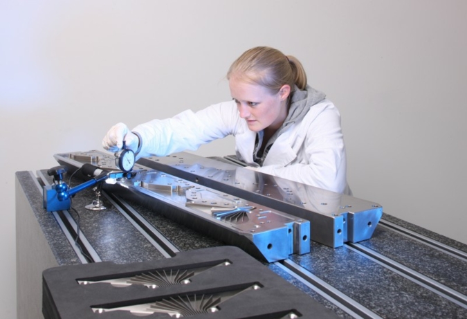 Qualitätskontrolle an einer Breitschlitzdüse Photo: FMP Technology