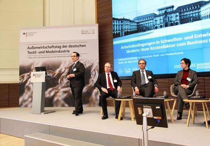 Prof. Dr. Nick Lin-Hi, Universität Mannheim (stehend) erläuterte zu Beginn des CSR-Forums seine These, Corporate Social Responsibility sei ein wi...
