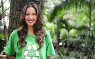 Recycling ist immer nur die drittbeste Lösung. An erster Stelle steht die Vermeidung von Textilabfällen durch überlegten Kauf. Photo: adpic