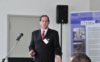 Auch Dr. Marc-Stephan Weiser von Covestro AG, Leverkusen hielt einen Vortrag zum Thema Smart Textiles in Greiz

(Photo: TITV Greiz)