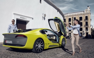 Das Automobil der Zukunft: Die „alte Welt“ der traditionellen Automobilhersteller trifft auf die „neue Welt“ der Software, Algorithmen, Bit...