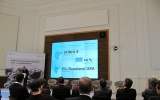 Ingeborg Neumann, Präsidentin des Gesamtverbandes textil+mode, zeigte
in ihrer Eröffnungsrede viele Beispiele Technischer Textilien auf und infor...