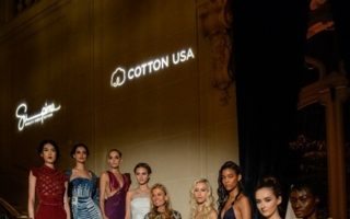 U.S. Botschafterin Jane Hartley, Gastgeberin der Pariser Supima/Cotton USA-Modenschau, umringt von Models in Haute Couture Roben aus feinster USA B...