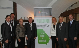 V.l.n.r.: Philipp Ebbinghaus, Tobias Baumgärtel, Sandra Deal, Nathan Deal, Bärbl Sandler, Dr. Christian Heinrich Sandler, Chris Carr
(Photo: Sand...