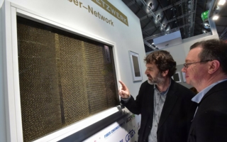 Schimmert wie Gold, die neuartigen dekorativen Bauelemente aus Basaltgewebe (Photo: Wolfgang Schmidt)