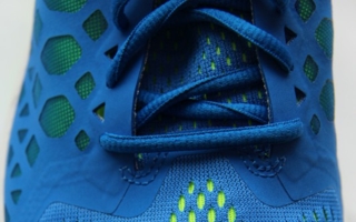 Atmungsaktiv, robust und schick erobern sich Abstandsgewirke und hier insbesondere die flacheren Varianten mehr und mehr den Bereich der Schuhstoff...