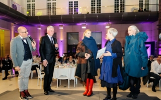 VDMD-Designbotschafter Thomas Rath, Michael Kamm, CEO Sympatex Technologies, Model, 1. Preisträgerin Ursula Laudien, Model
(von links nach rechts)...