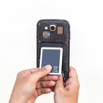 …oder Handyakku: Nonwovens dienen heute als Separator in vielen Batteriesystemen