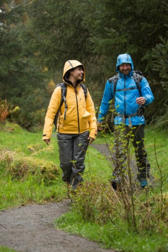 So wie es sein muss perlt das Wasser direkt von der Oberfläche der Jacke ab. Und dank der Outdry Extreme Membrantechnologie ist auch keine weitere...