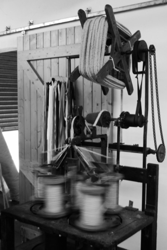 Der Grundschnitt der Schuhe bleibt trotz der Vielzahl der Modelle unverändert. Ungefähr zwanzig Minuten werden für die Fertigstellung eines Paar...