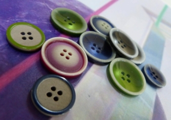 Schon durch ihre Größe und Form werden Knöpfe zu einem Blickfang. Gesehen bei Kahage-Butonia Group