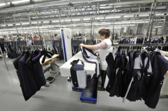 Fertigung in einer der HAKA-Produktionslinien