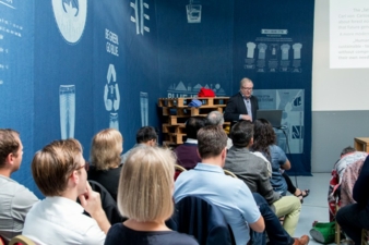 Dr. Dietrich Bock stellt die Weichen auf Zukunft!   Das Bild zeigt ihn am Rednerpult bei der Begrüßung seiner mehr als 40 Gäste, die am Workshop \