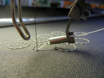 Sticktechnologische Applikation des funktionalisierten E-thread-Fadens (im Bild mit LED) zur Analyse der Verarbeitungsparameter Photo: STFI