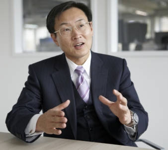 Epson Präsident Minoru Usui über die Partnerschaft: „Wir sind sehr stolz, dass wir durch unsere offizielle Partnerschaft mit dem Mercedes AMG P...