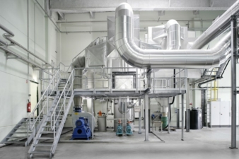 Ein Rauchgaswäscher reinigt die Abluft der mit Altöl befeuerten Kessel