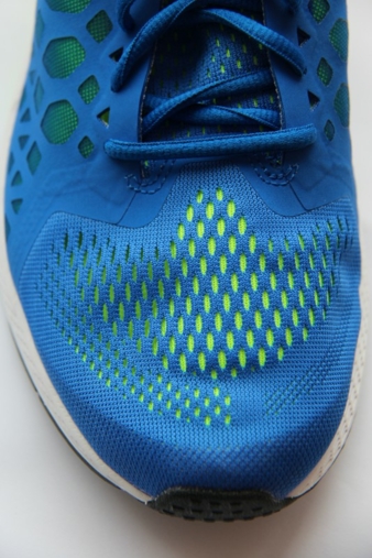 Atmungsaktiv, robust und schick erobern sich Abstandsgewirke und hier insbesondere die flacheren Varianten mehr und mehr den Bereich der Schuhstoff...